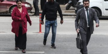 Οι γονείς του 16χρονου που πυροβολήθηκε από αστυνομικό κατά την διάρκεια καταδίωξης, τα ξημερώματα της Δευτέρας, στη δυτική Θεσσαλονίκη στα δικαστήρια όπου κατέθεσαν παράσταση πολιτικής αγωγής προς υποστήριξη της κατηγορίας, Τετάρτη 7 Δεκεμβρίου 2022. (Φωτ.: MotionTeam/Βασίλης Βερβερίδης)