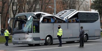 Το λεωφορείο μετά τη σύγκρουση κοντά στην πλατεία Ένωσης, στο Βουκουρέστι (φωτ.: 
EPA/Robert Ghement)