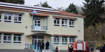 Όχημα της Πυροσβεστικής στο 9ο Δημοτικό Σερρών (φωτ.: EUROKINISSI / anexartitos.gr)