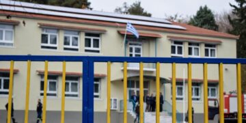 Έκρηξη σε καυστήρα, στο λεβητοστάσιο του 9ου Δημοτικού Σχολείου Σερρών. Απ' την έκρηξη τραυματίστηκε θανάσιμα ένας μαθητής ΣΤ' τάξης, τον οποίο χτύπησε μια πόρτα που εκτοξεύτηκε μετά την έκρηξη.  Δευτέρα 5 Δεκεμβρίου 2022 (Φωτ.: Anexartitos.gr/Eurokinissi)