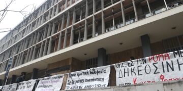 Πανό έξω από τα δικαστήρια της Θεσσαλονίκης κατά την πρώτη απολογία του 34χρονου αστυνομικού (φωτ.: EUROKINISSI / Βασίλης Βερβερίδης)