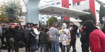 Συγκέντρωση έξω από το Ιπποκράτειο Νοσοκομείο Θεσσαλονίκης όπου νοσηλεύεται ο 16χρονος που πυροβολήθηκε από αστυνομικό, Τρίτη 6 Δεκεμβρίου 2022 (Φωτ.: MotionTeam/Βασίλης Βερβερίδης)