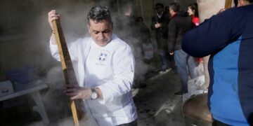 Γεύμα για απόρους μαγειρεύουν ο σεφ της Προεδρίας της Δημοκρατίας και οι μάγειρες της Κοινωνικής Κουζίνας «Ο Άλλος Άνθρωπος», στη Θεσσαλονίκη, Σάββατο 31 Δεκεμβρίου 2022. (Φωτ.: ΑΠΕ-ΜΠΕ/Αχιλλέας Χήρας)