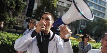 Στιγμιότυπο από συγκέντρωση ανεμβολίαστων υγειονομικών έξω από το Συμβούλιο της Επικρατείας τον περασμένο Οκτώβριο, κατά τη διάρκεια συζήτησης της προσφυγής που είχε καταθέσει η ΠΟΕΔΗΝ για άρση των αναστολών εργασίας (φωτ.: EUROKINISSI/Γιάννης Παναγόπουλος)