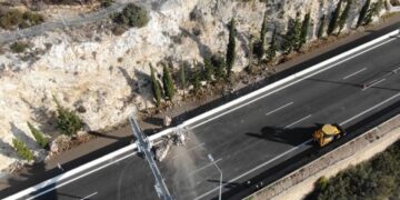 Το σημείο της πτώσης του βράχου, το οποίο βρίσκεται εκτός των ορίων του έργου στην κορυφή της βραχώδους περιοχής (φωτ. Ολυμπία Οδός)