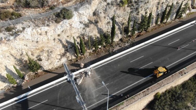 Το σημείο της πτώσης του βράχου, το οποίο βρίσκεται εκτός των ορίων του έργου στην κορυφή της βραχώδους περιοχής (φωτ. Ολυμπία Οδός)