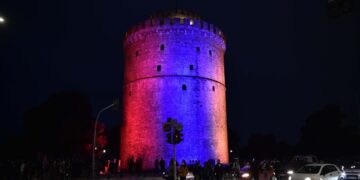 Ο Λευκός Πύργος φωτισμένος στα χρώματα της αρμένικης σημαίας (φωτ. αρχείου: ΜΟΤΙΟΝΤΕΑΜ)