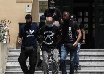 Ο αστυνομικός της Ηλιούπολης έξω από το ανακριτικό γραφείο (φωτ.: EUROKINISSI / Βασίλης Ρεμπάπης)