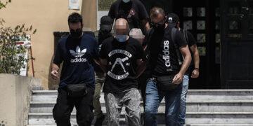Ο αστυνομικός της Ηλιούπολης έξω από το ανακριτικό γραφείο (φωτ.: EUROKINISSI / Βασίλης Ρεμπάπης)