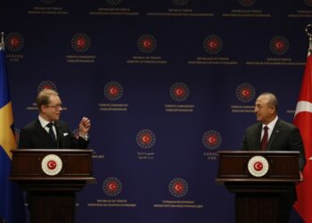 Από αριστερά, ο Σουηδός υπουργός Εξωτερικών Τομπίας Μπίλστρεμ και ο Τούρκος ομόλογός του Μεβλούτ Τσαβούσογλου (φωτ.: EPA/Necati Savas)