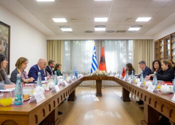 Ο υπουργός Εξωτερικών στη διάρκεια της συνάντησής του με την Αλβανίδα ομόλογό του Όλτα Χάκα στα Τίρανα (φωτ. twitter.com/NikosDendias)