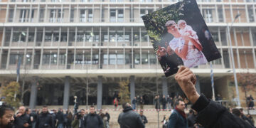 Ρομά έξω από τα δικαστήρια Θεσσαλονίκης, με τη φωτογραφία του 16χρονου Κώστα Φραγκούλη (φωτ.: ΜΟΤΙΟΝΤΕΑΜ / Βασίλης Βερβερίδης)