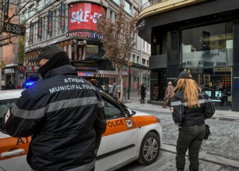 Δημοτικοί αστυνομικοί στον πεζόδρομο της Ερμού στην Αθήνα (φωτ.: EUROKINISSI / Τατιάνα Μπόλαρη)