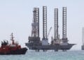 Πλατφόρμα άντλησης πετρελαίου στην Ερυθρά Θάλασσα κοντά στις ακτές της Αιγύπτου (φωτ.: EPA / Mike Nelson)