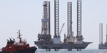 Πλατφόρμα άντλησης πετρελαίου στην Ερυθρά Θάλασσα κοντά στις ακτές της Αιγύπτου (φωτ.: EPA / Mike Nelson)