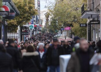 Αυξημένη η κίνηση στην οδό Ερμού, στο κέντρο της Αθήνας (φωτ. αρχείου: EUROKINISSI/Βασίλης Ρεμπάμπης)