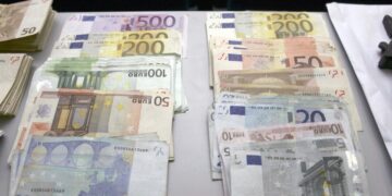 Σε έρευνα, που διενεργήθηκε στο σπίτι τού κατηγορούμενου, στην Αττική, βρέθηκαν και κατασχέθηκαν μεταξύ άλλων και 46.150 ευρώ επιμελώς κρυμμένα (φωτ. αρχείου: ΜΟΤΙΟΝΤΕΑΜ/Γιάννης Μωυσιάδης)