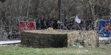 Μετανάστες στην τουρκική πλευρά των συνόρων στον Έβρο (φωτ.: EUROKINISSI /Στέλιος Μισίνας)