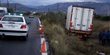 Στο σημείο έσπευσαν τρία οχήματα της Πυροσβεστικής,  καθώς και τέσσερα ασθενοφόρα του ΕΚΑΒ, τα οποία μετέφεραν τους τραυματίες στο Γενικό Νοσοκομείο Καβάλας (φωτ. αρχείου: EUROKINISSI/Βασίλης Παπαδόπουλος)