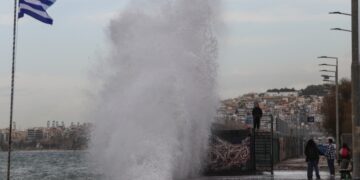 Μεγάλα κύματα σκάνε στην παραλία του Φαλήρου, λόγω του καιρού (φωτ.: Γιάννης Παναγόπουλος/ EUROKINISSI)
