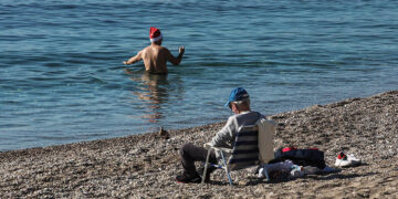 Κολυμβητής με σκούφο του Αϊ-Βασίλη στην παραλία του Φλοίσβου, Χριστούγεννα 2022
(φωτ.: EUROKINISSI / Γιάννης Παναγόπουλος)