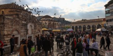 Καθώς η θερμοκρασία κινείται σε υψηλά για την εποχή επίπεδα, αρκετοί είναι αυτοί που απολαμβάνουν έναν περίπατο στο κέντρο της Αθήνας (φωτ.: EUROKINISSI/Γιάννης Παναγόπουλος)