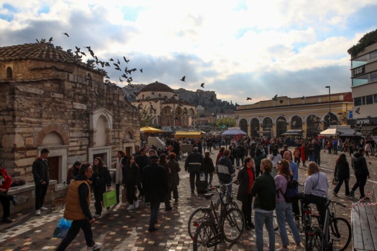 Καθώς η θερμοκρασία κινείται σε υψηλά για την εποχή επίπεδα, αρκετοί είναι αυτοί που απολαμβάνουν έναν περίπατο στο κέντρο της Αθήνας (φωτ.: EUROKINISSI/Γιάννης Παναγόπουλος)