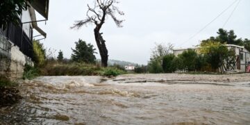 Ορισμένοι δρόμοι στην Κέρκυρα είχαν υποστεί κατολισθήσεις τις προηγούμενες ημέρες κι έχουν κλείσει για την κυκλοφορία των οχημάτων από το μεσημέρι του Σαββάτου και μέχρι νεότερης ενημέρωσης (φωτ. αρχείου: EUROKINISSI/Μιχάλης Καραγιάννης)
