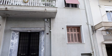 Η είσοδος της πολυκατοικίας στα Καμίνια (φωτ.: EUROKINISSI / Κώστας Τζούμας)