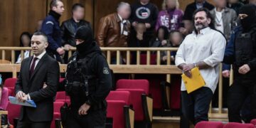 Από αριστερά, ο Ηλίας Κασιδιάρης και πίσω του ο Γιάννης Λαγός, ενώ προσέρχονται στη δικαστική αίθουσα (φωτ.: EUROKINISSI/Τατιάνα Μπόλαρη)