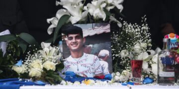 Στιγμιότυπο από την κηδεία του 16χρονου Κώστα Φραγκούλη (φωτ.: ΜΟΤΙΟΝΤΕΑΜ/Βασίλης Βερβερίδης)