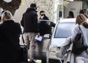 Στα δικαστήρια της Ευελπίδων οδηγήθηκε ο «Μιχάλης» για την υπόθεση της 12χρονης στον Κολωνό (φωτ.: EUROKINISSI/Κώστας Τζούμας)