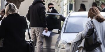 Στα δικαστήρια της Ευελπίδων οδηγήθηκε ο «Μιχάλης» για την υπόθεση της 12χρονης στον Κολωνό (φωτ.: EUROKINISSI/Κώστας Τζούμας)