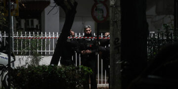 Αστυνομικοί έξω από το σπίτι της 22χρονης που δολοφονήθηκε από τη 17χρονη φίλη της, στο Μαρούσι
(φωτ.: EUROKINISSI / Σωτήρης Δημητρόπουλος)