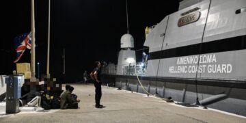 Πρόσφυγες και μετανάστες στο Καψάλι Κυθήρων τον περασμένο Οκτώβριο (φωτ.: EUROKINISSI/Διονύσης Ανδρόνικος)