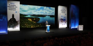 Όπως τόνισε ο Κυριάκος Μητσοτάκης από το βήμα της εκδήλωσης, τα φετινά έσοδα θα ανέλθουν στα 18 δισ. ευρώ (φωτ.: EUROKINISSI/Βασίλης Ρεμπάπης)