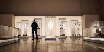 Το νέο Μουσείο φιλοξενεί μεταξύ άλλων την έκθεση αρχιτεκτονικών με κεντρικό έκθεμα το αναταγμένο τμήμα του ανακτόρου, την έκθεση γλυπτών, την κεντρική έκθεση «Αιγών μνήμη», την περιοδική έκθεση «Οικουμένης Αντίδωρον» και την εικαστική έκθεση «Ύλης μνήμη» με έργα του ζωγράφου Χρήστου Μποκόρου (φωτ.: Περιφέρεια Κεντρικής Μακεδονίας)