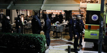 Αστυνομικοί στο καφέ-μπαρ στην πλατεία της Νέας Σμύρνης (φωτ.: EUROKINISSI / Γιώργος Κονταρίνης)