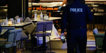 Ο εξωτερικός χώρος του καφέ-μπαρ στην πλατεία της Νέας Σμύρνης μετά την εν ψυχρώ δολοφονία (φωτ.: EUROKINISSI / Γιώργος Κονταρίνης)