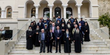 Στη διάρκεια της επίσκεψής του, εκτός από ιερό ναό Πρωτάτου στις Καρυές, ο Νίκος Δένδιας θα επισκεφθεί το κτίριο της Διοίκησης του Αγίου Όρους, καθώς και τις Ιερές Μονές Παντοκράτορος, Ξενοφώντος, Διονυσίου και Δοχειαρίου (φωτ.: EUROKINISSI/Γραφείο Τύπου υπουργείου Εξωτερικών)