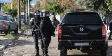 Αστυνομικοί σε καταυλισμό Ρομά (φωτ.: αρχείο EUROKINISSI / Γιάννης Παναγόπουλος)