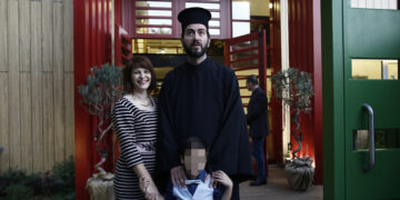 Ο πατέρας Αντώνιος και η πρεσβυτέρα στα εγκαίνια του Κέντρου Πρόνοιας Μητέρας και Παιδιού στον Κολωνό, στις 10 Οκτωβρίου 2017 (φωτ.: ΑΠΕ-ΜΠΕ / Αλέξανδρος Βλάχος)