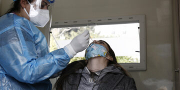 Rapid test σε Κινητή Ομάδα Υγείας (ΚΟΜΥ) στην Πλατεία Συντάγματος (φωτ.: ΑΠΕ-ΜΠΕ / Αλέξανδρος Βλάχος)