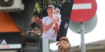 Ρομά που συγκεντρώθηκαν έξω από τα δικαστήρια Θεσσαλονίκης κρατούσαν φωτογραφίες του  16χρονου με το παιδί του (φωτ.:EUROKINISSI/Βασίλης Βερβερίδης)
