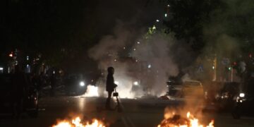 Στα σημεία των οδοφραγμάτων παρέμεναν σε επιφυλακή αστυνομικές δυνάμεις (φωτ.: Motionteam / Βασίλης Βερβερίδης)