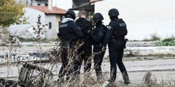 Σε συλλήψεις και προσαγωγές κατοίκων του καταυλισμού Ρομά στα Νεόκτιστα Ασπροπύργου προχώρησε η ΕΛΑΣ (φωτ.: EUROKINISSI / Μιχάλης Καράγιαννης)