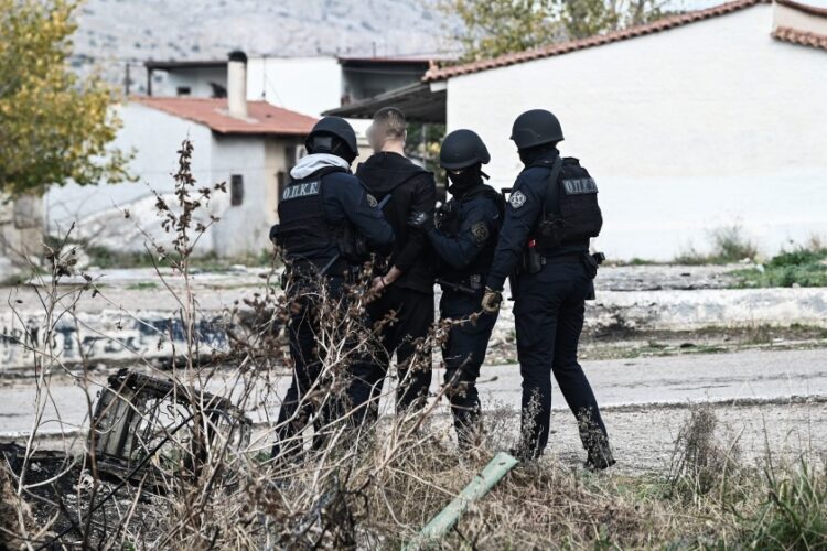 Σε συλλήψεις και προσαγωγές κατοίκων του καταυλισμού Ρομά στα Νεόκτιστα Ασπροπύργου προχώρησε η ΕΛΑΣ (φωτ.: EUROKINISSI / Μιχάλης Καράγιαννης)