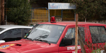 Όχημα της Πυροσβεστικής έξω από το 9ο δημοτικό Σχολείο Σερρών μετά την έκρηξη (φωτ.: ΑΠΕ-ΜΠΕ / Άγγελος Μπαντάζος)