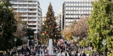 Πλήθος κόσμου, με σύμμαχο τον καλό καιρό, έχει συρρεύσει στην πλατεία Συντάγματος (φωτ.: EUROKINISSI/Γιώργος Κονταρίνης)