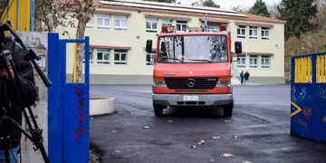 Όχημα της Πυροσβεστικής στο 9ο Δημοτικό Σερρών (φωτ.: EUROKINISSI / anexartitos.gr)